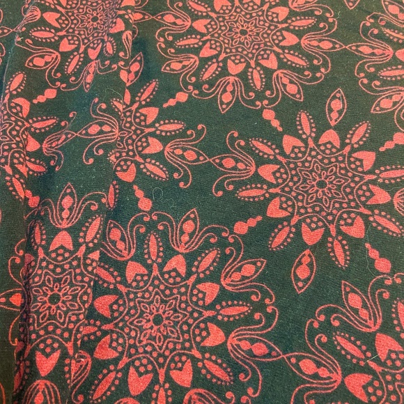 Pretty HowBazaar black dress with maroon floral design size small - Picture 4 of 4